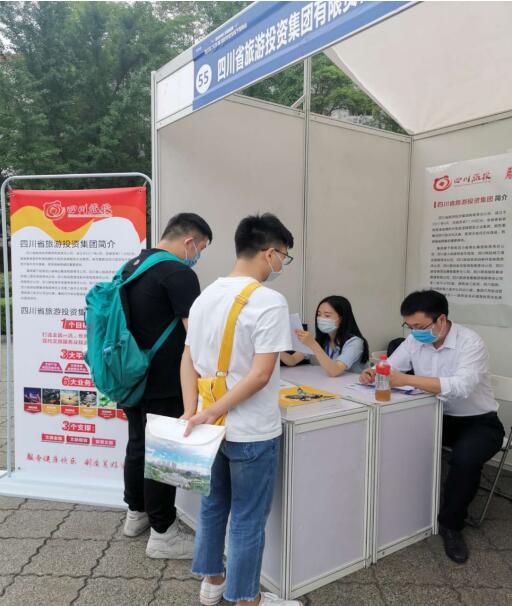 20206291822589387 尊龙集团集团前往西华大学举行校园招聘活动